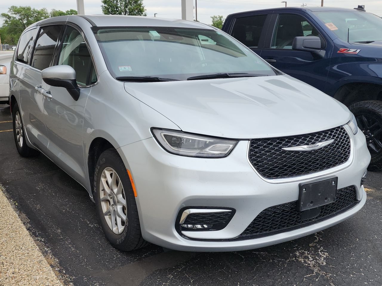 2023 Chrysler Pacifica Touring L's photo