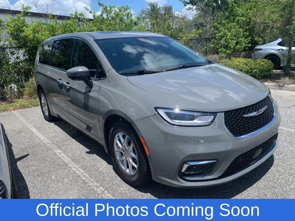 2023 Chrysler Pacifica Touring L's photo