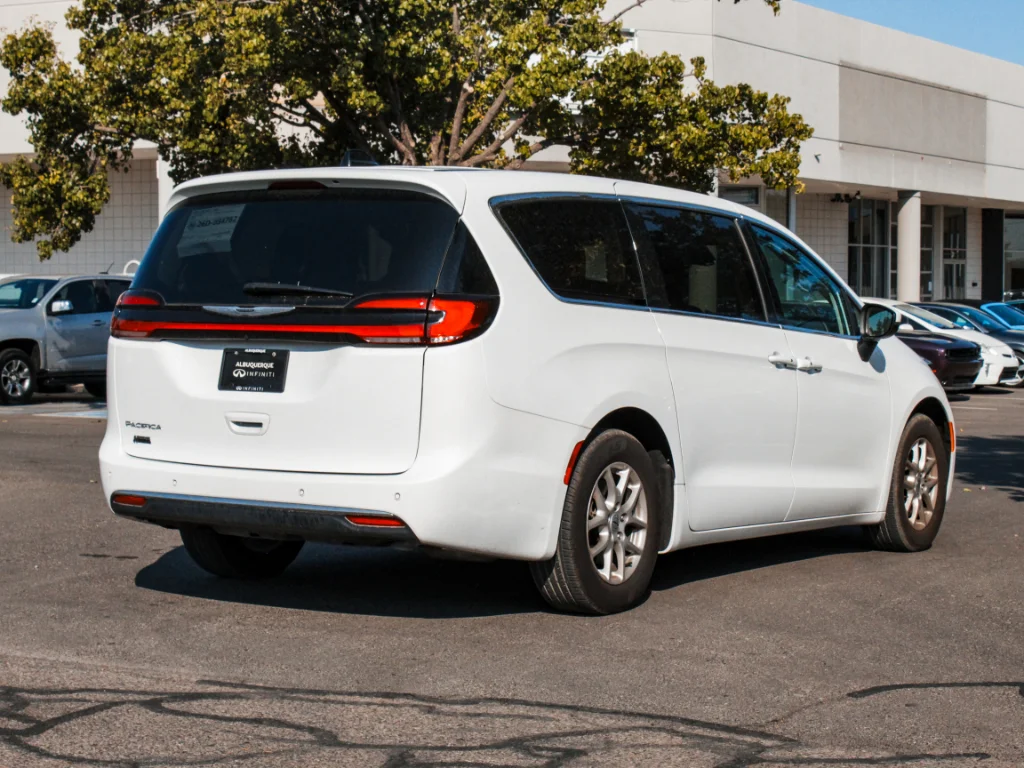 Used 2023 Silver Mist Clearcoat Chrysler Touring L image 5