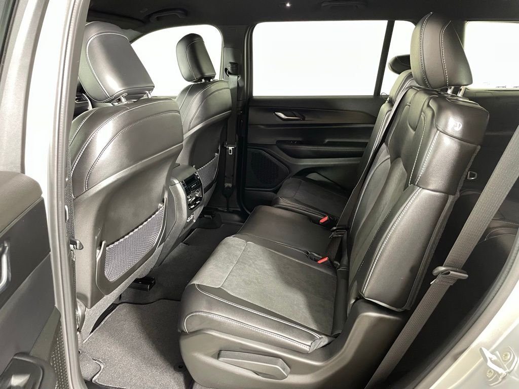 New 2025 Silver Zynith Exterior Paint Jeep Altitude image 37