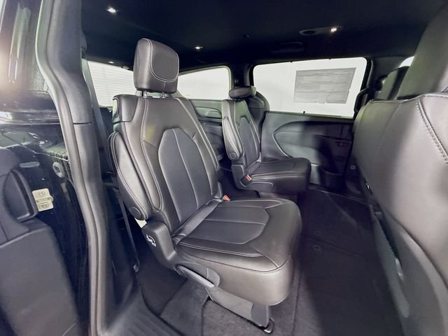 New 2026 Diamond Black Crystal Pearl-Coat Exterior Paint Chrysler Select image 27