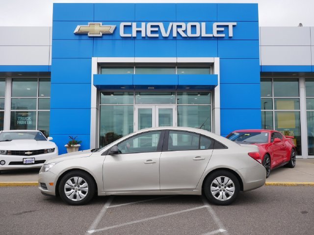 Used 2014 Chevrolet Cruze LS with VIN 1G1PA5SH7E7344427 for sale in Roseville, Minnesota