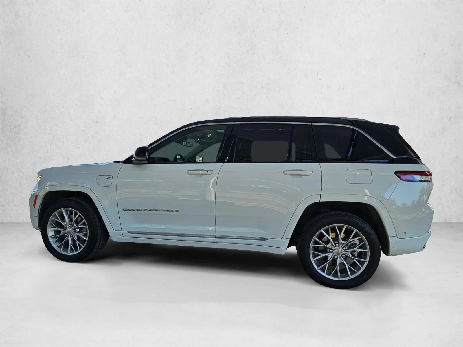 Used 2022 Bright White Clearcoat Jeep Summit image 8