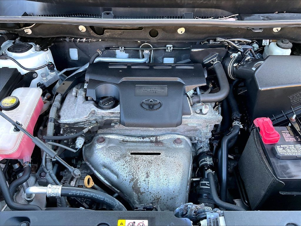 Used 2018 White Toyota LE image 32