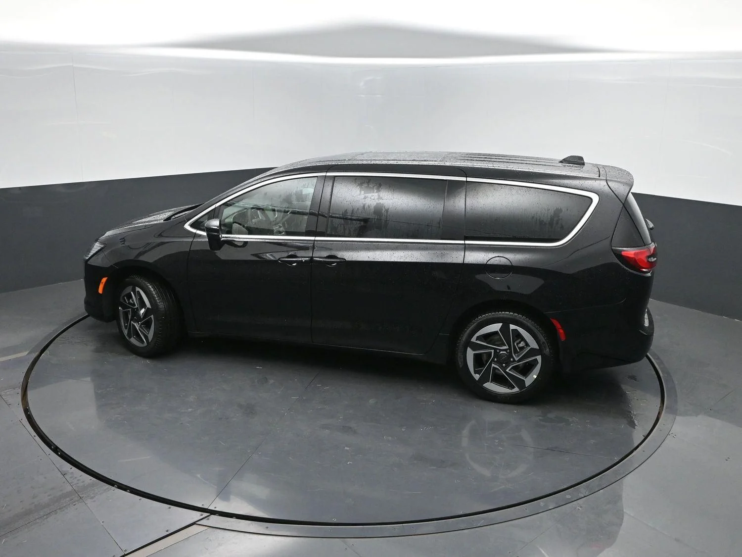 New 2027 Diamond Black Crystal Pearl-Coat Exterior Paint Chrysler Limited image 40