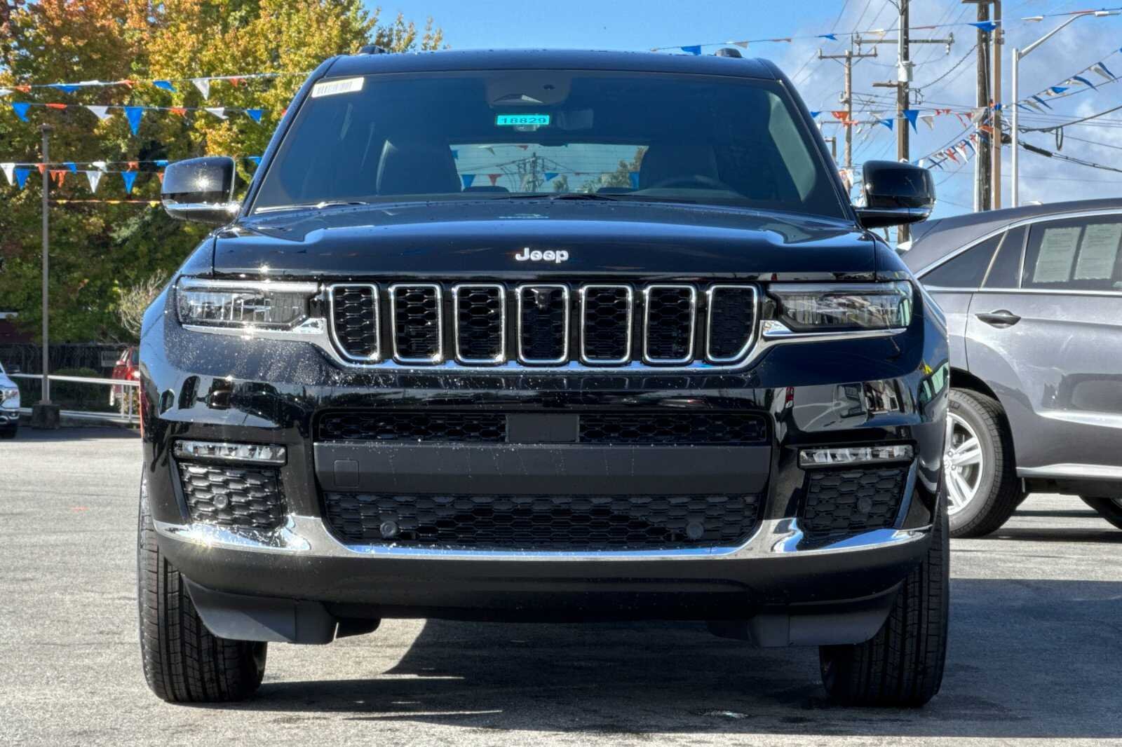 New 2025 Diamond Black Crystal Pearl-Coat Exterior Paint Jeep Limited image 9