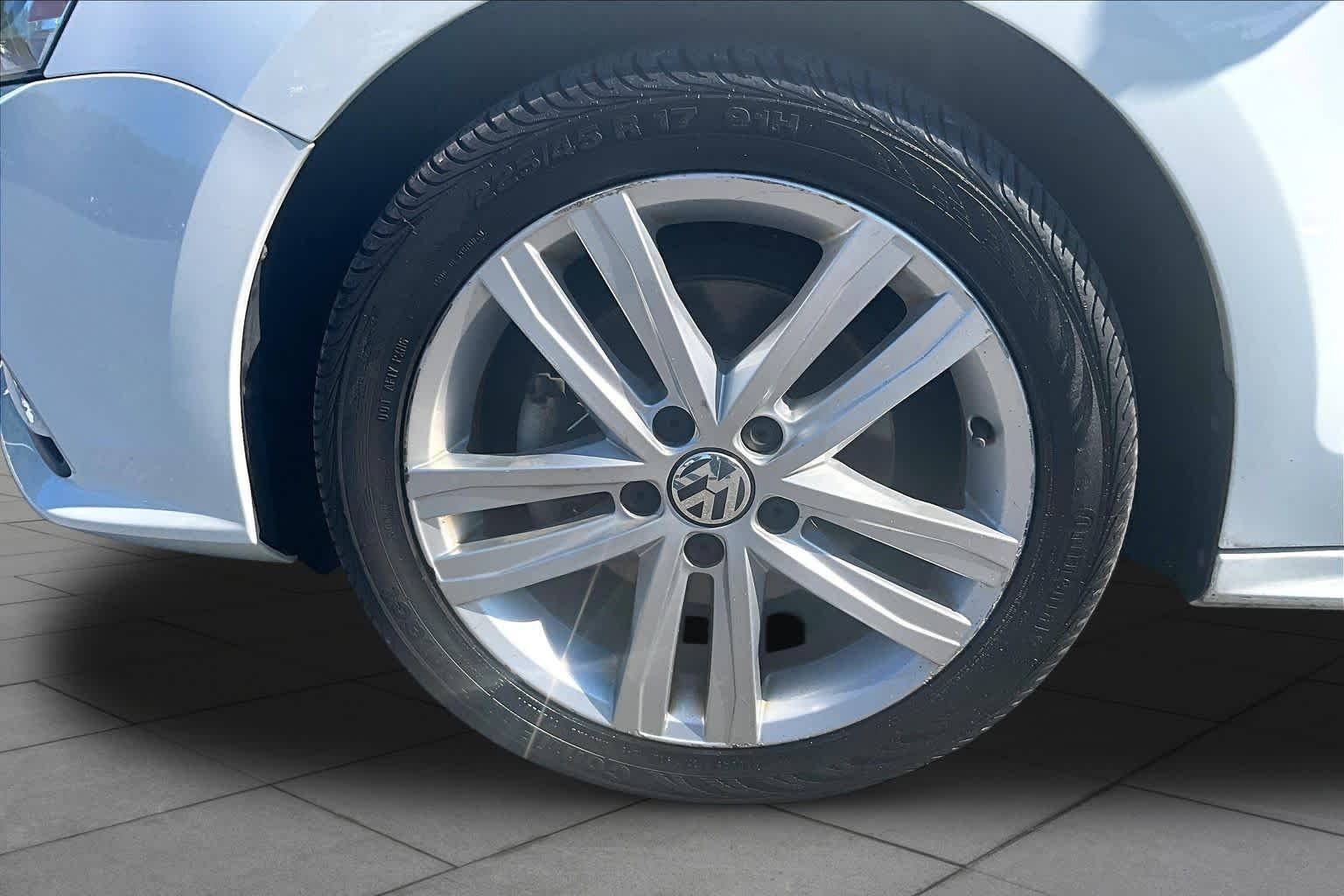 Used 2015  Volkswagen 1.8T SEL image 11