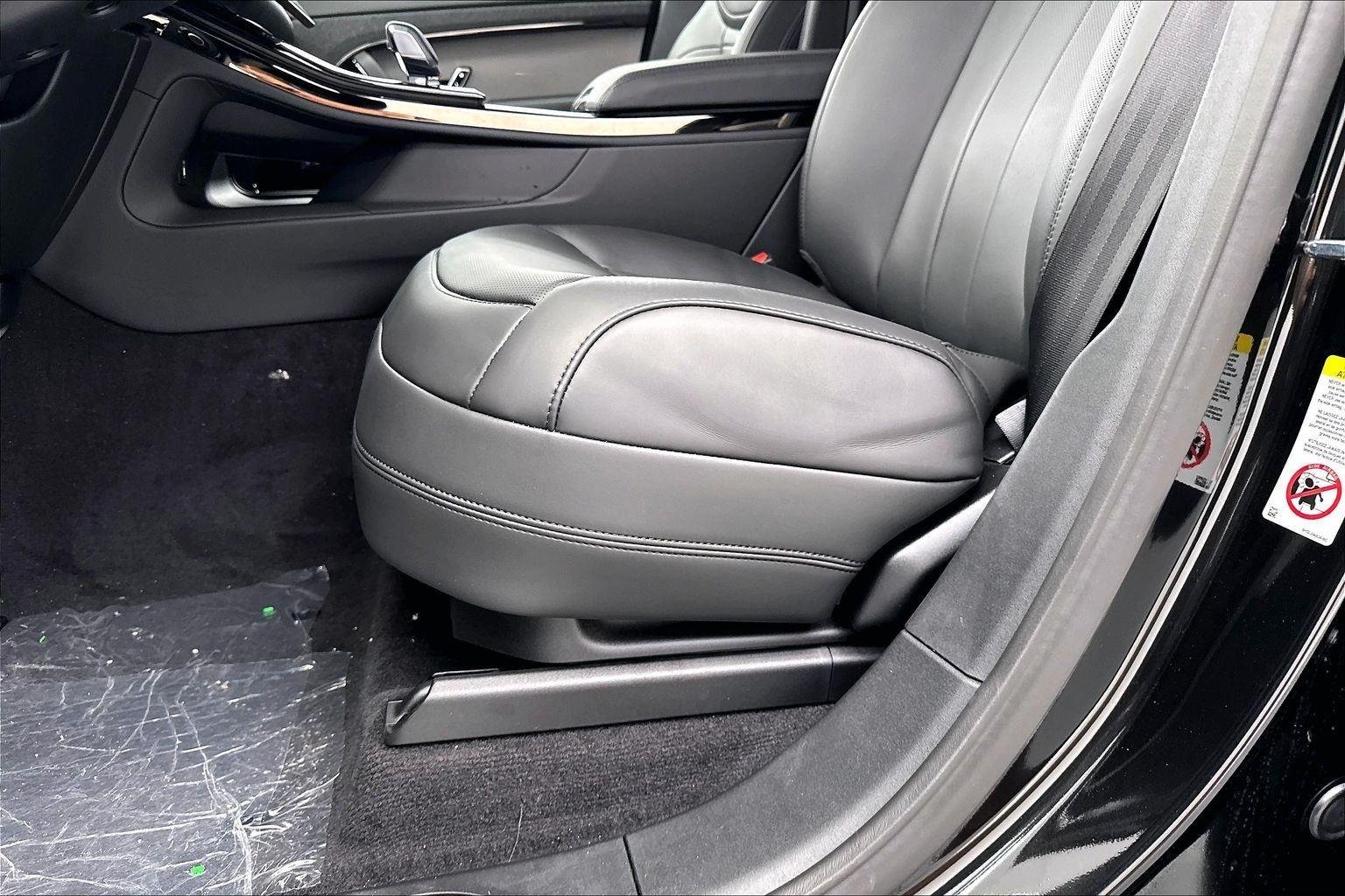 New 2026 Santorini Black Metallic Land Rover SE image 23