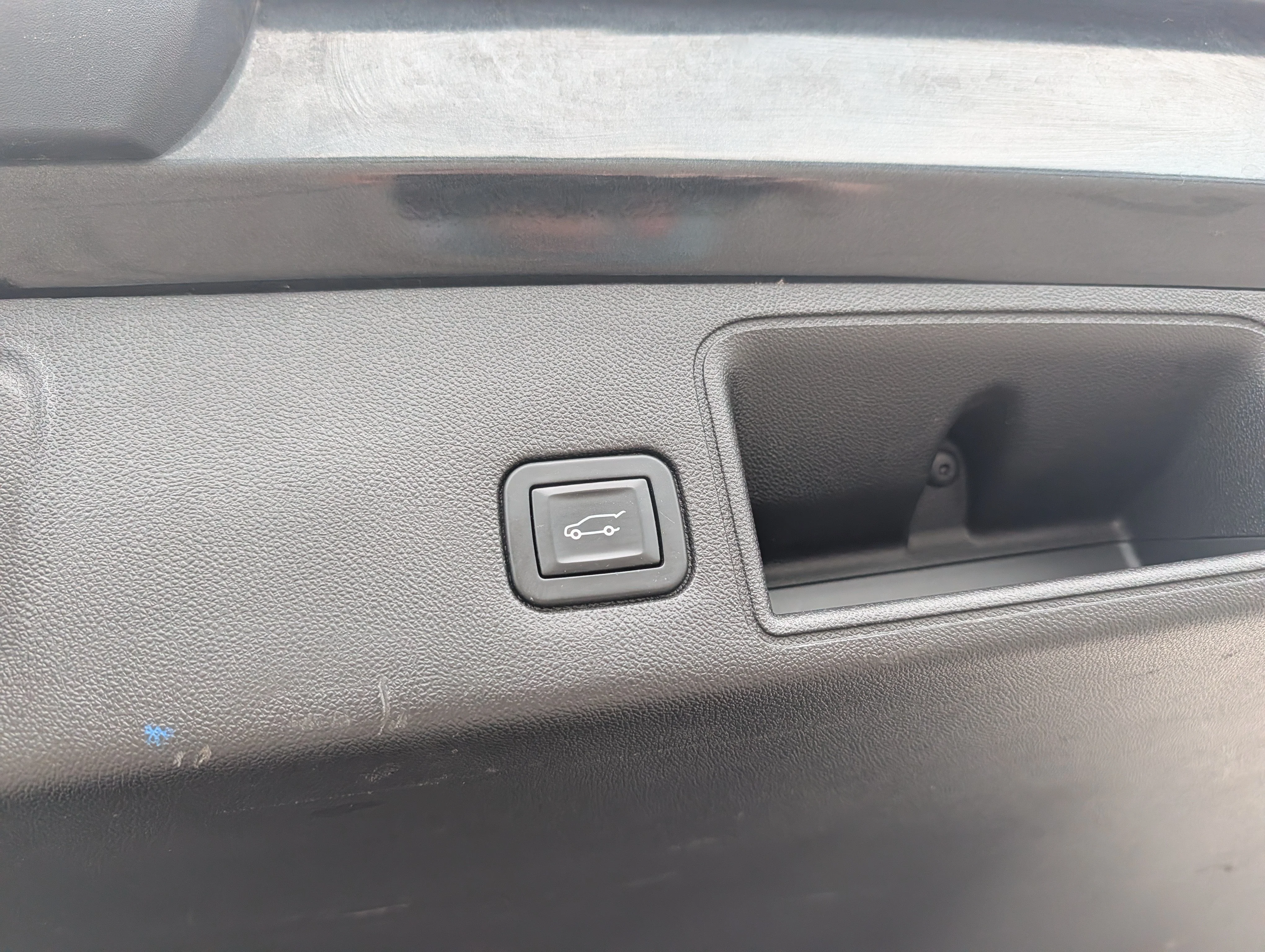 Used 2018 Graphite Gray Metallic GMC SLT image 20