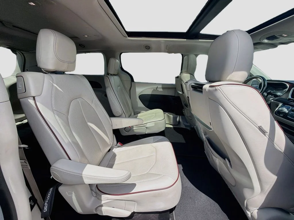 Used 2018 White Chrysler Limited image 29