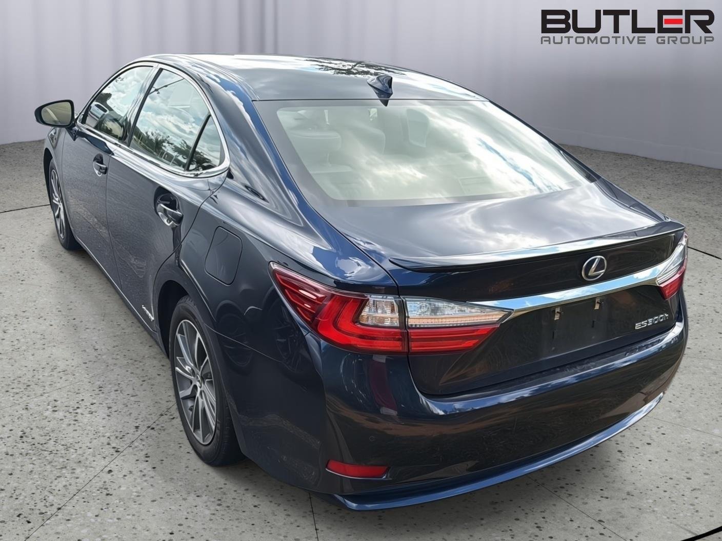 Used 2017 Nightfall Mica Lexus ES 300h image 10