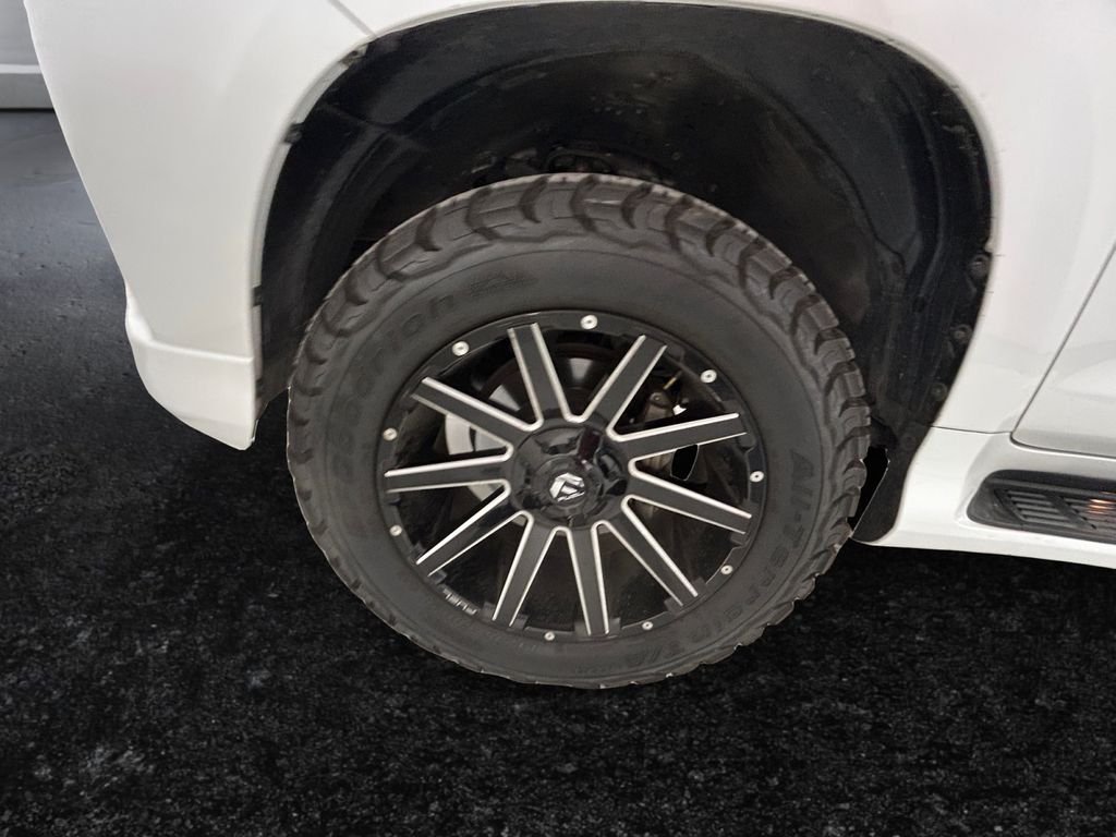 Used 2021  Lexus 460 Luxury image 27