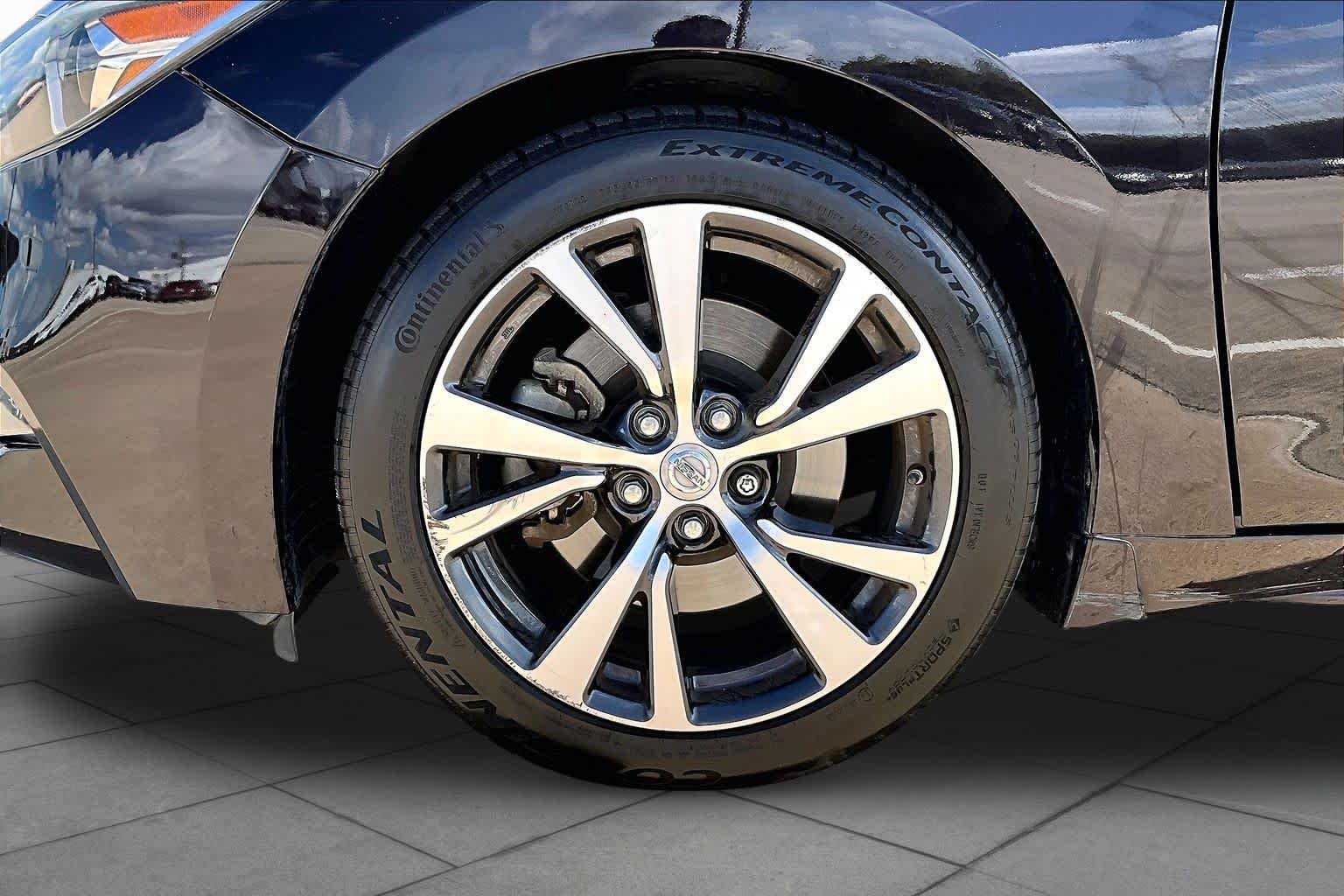 Used 2017 Bordeaux Black Nissan Platinum image 11
