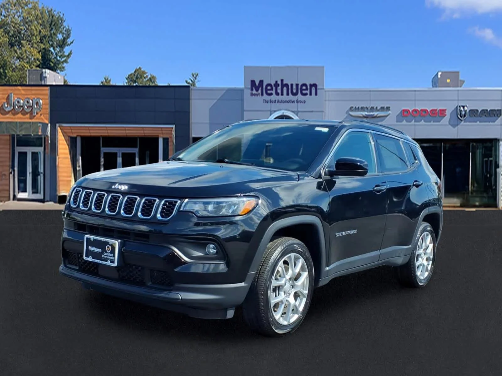 Used 2024 Diamond Black Crystal Pearlcoat Jeep Latitude Lux image 9