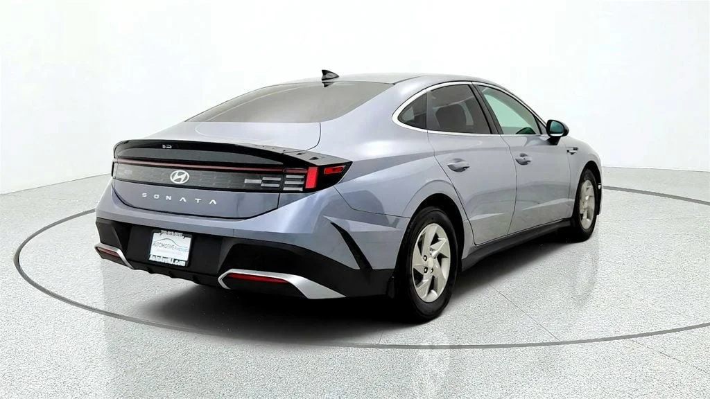Used 2026 Transmission Blue Hyundai SE FWD image 5