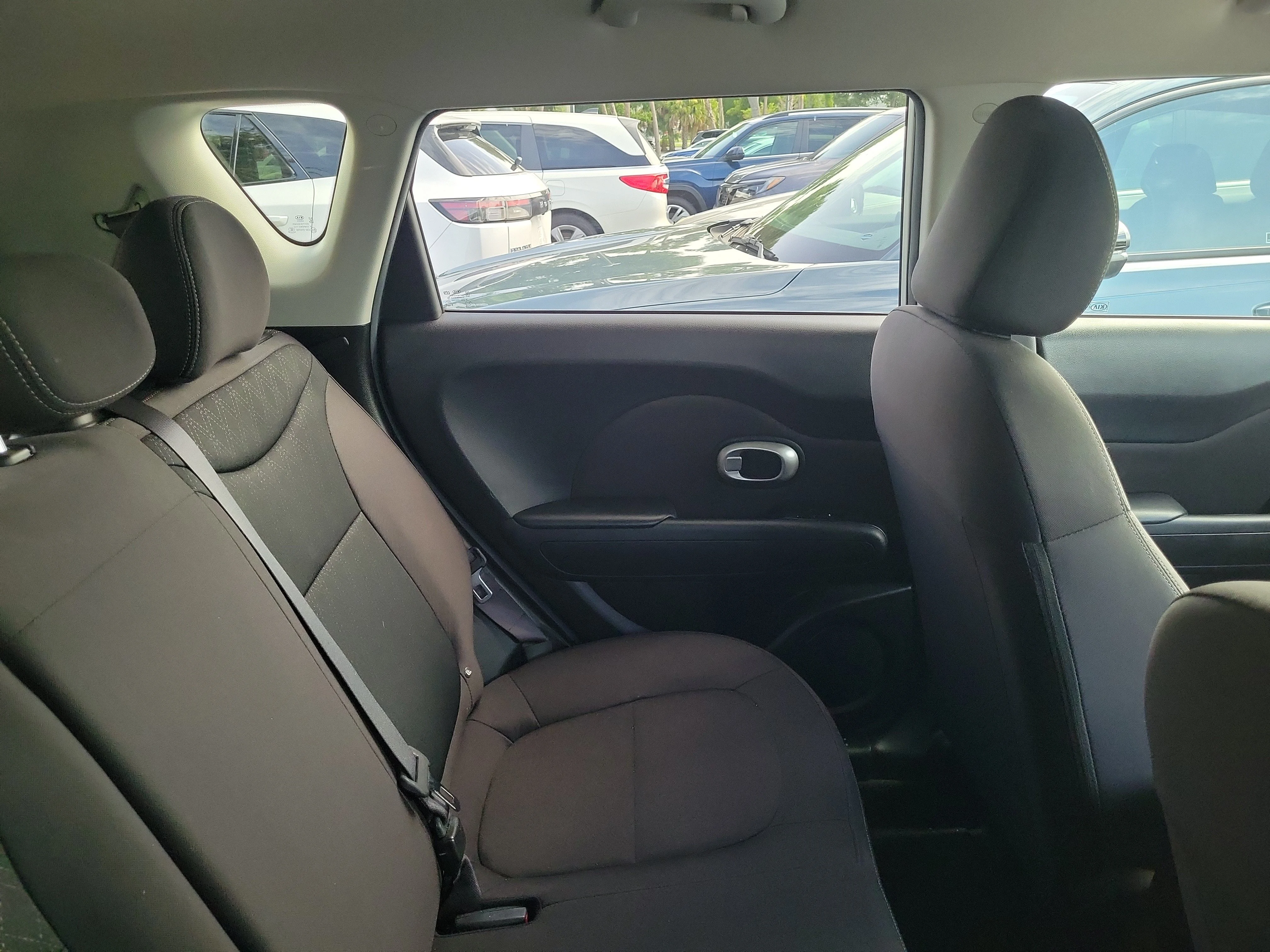 Used 2016 Clear White Kia Base image 4