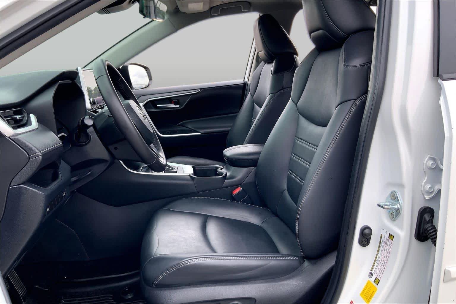 Used 2023 Wind Chill Pearl Toyota XLE Premium image 8