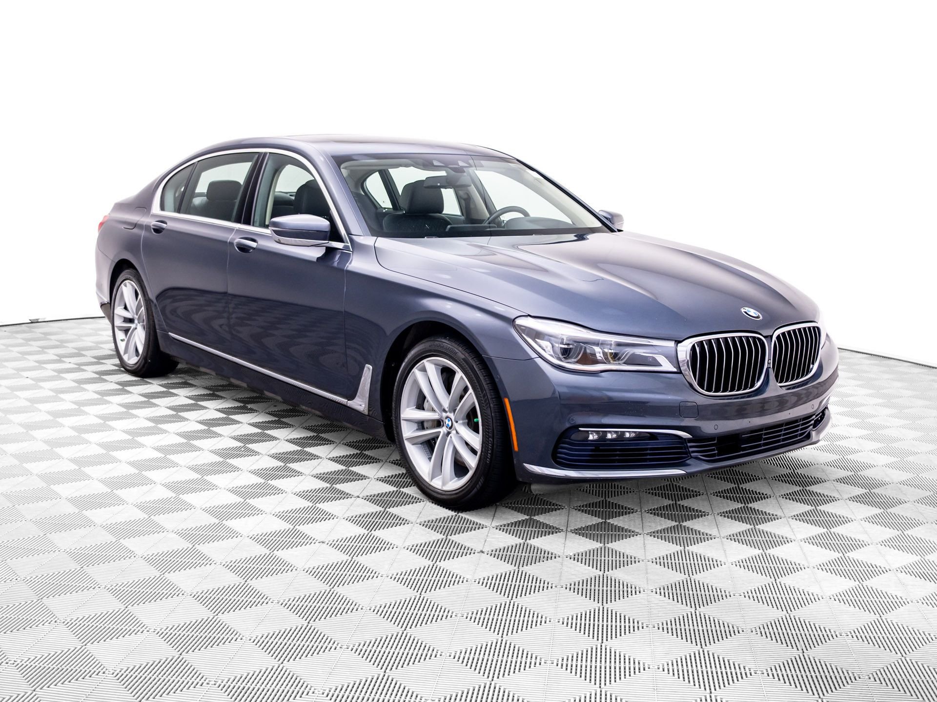 Used 2016 Gray BMW 750i xDrive image 9
