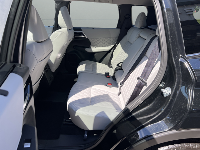 Used 2025 Black Mitsubishi SEL Platinum Edition image 24