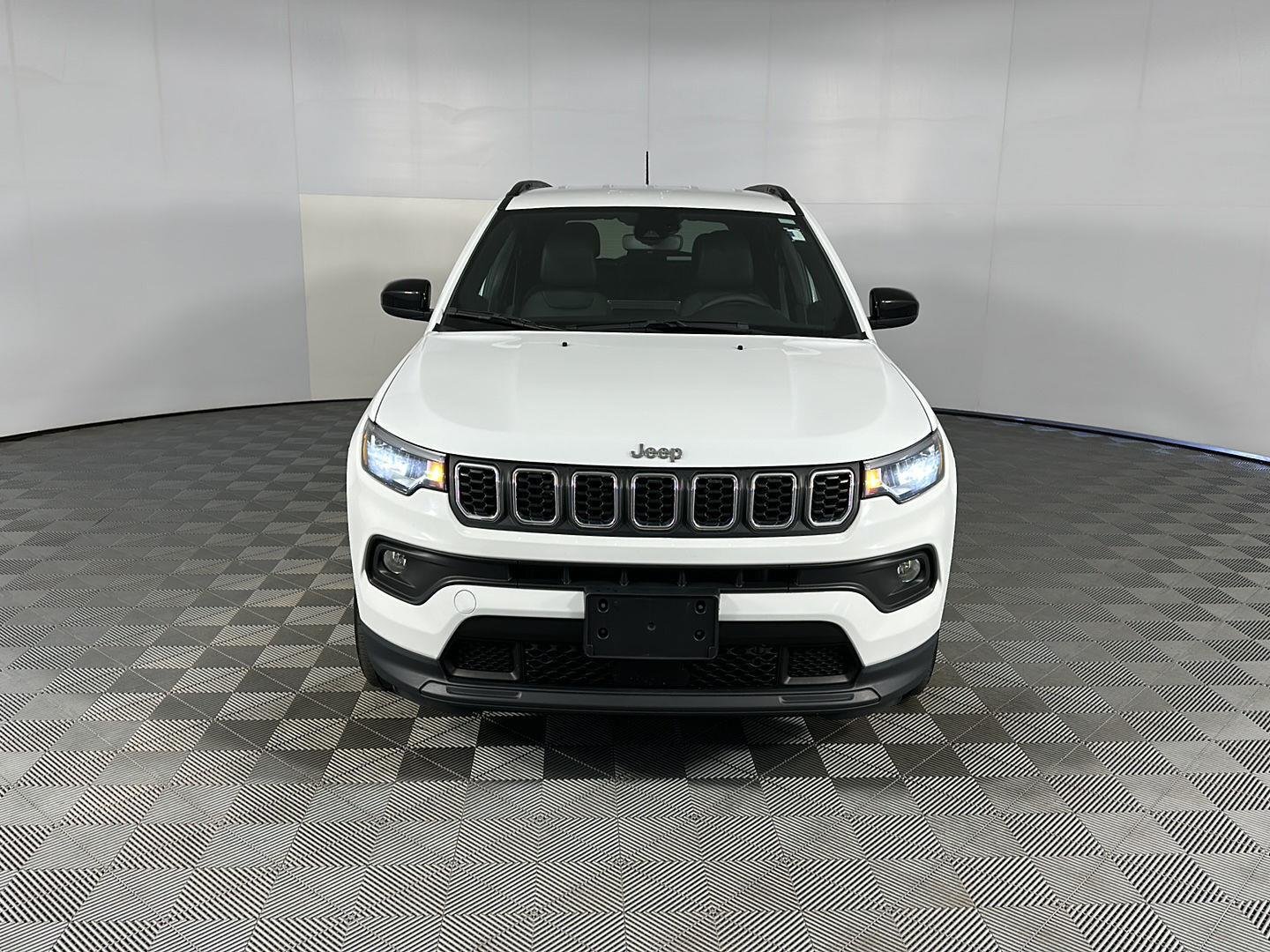 Used 2024 Bright White Clearcoat Jeep Latitude image 5