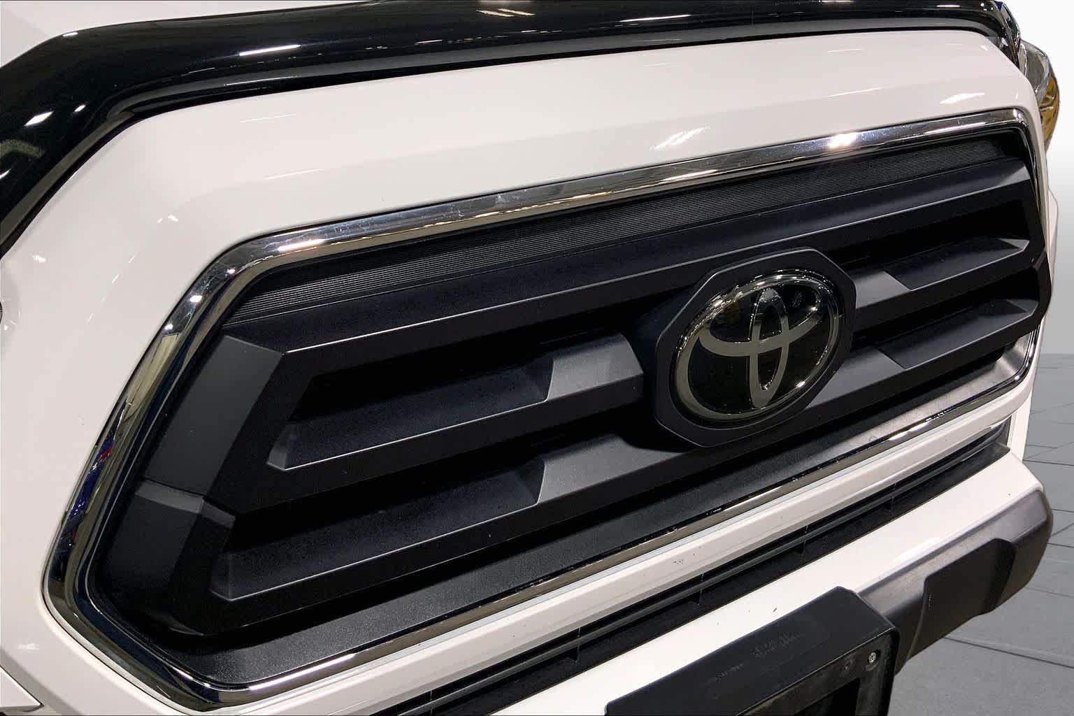 Used 2022 White Toyota SR5 image 30
