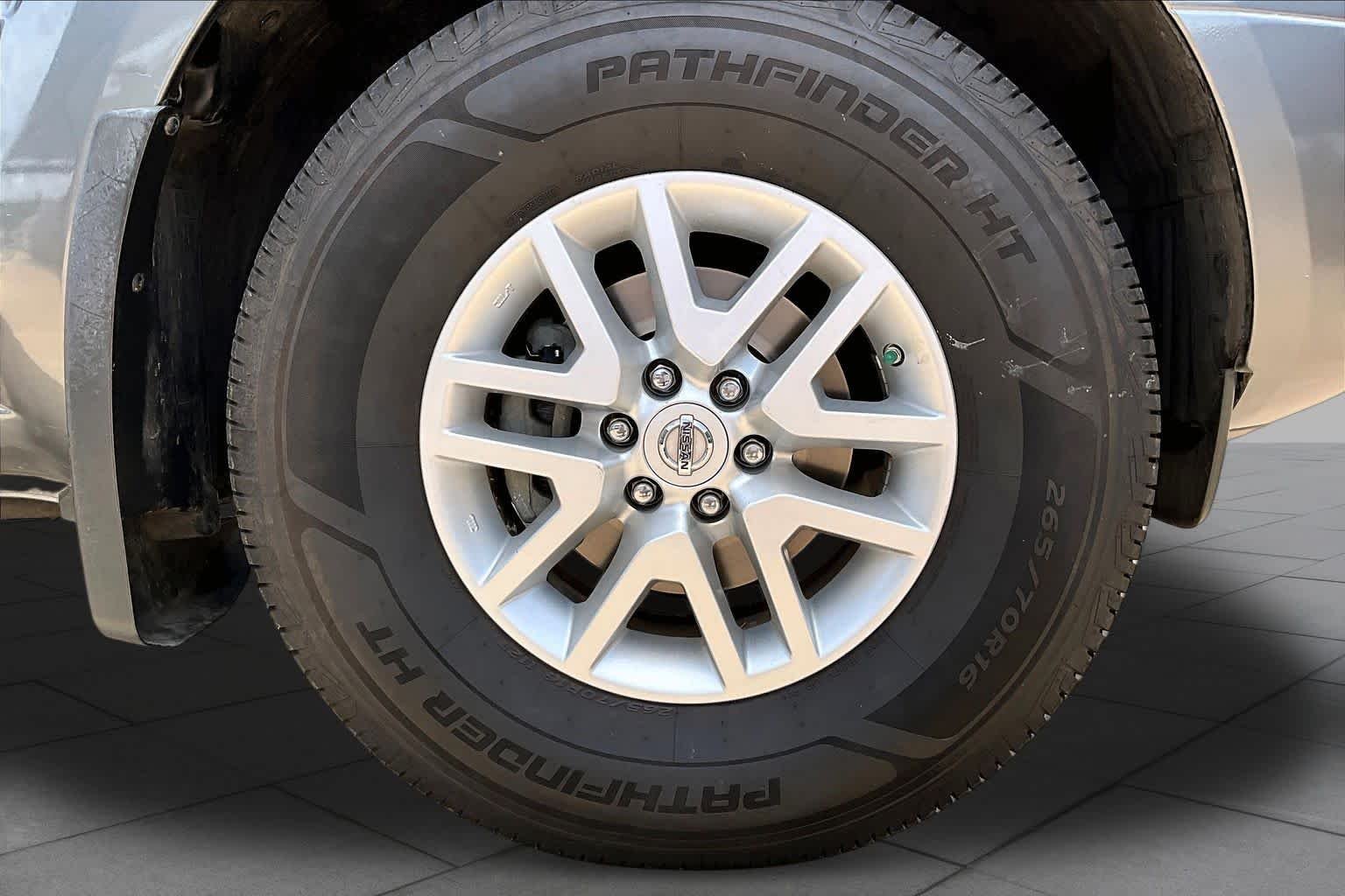 Used 2018 Gun Metallic Nissan SV V6 image 10