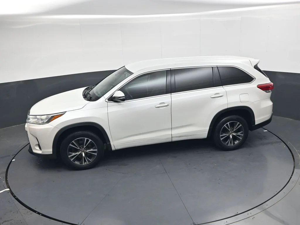 Used 2018 Blizzard Pearl Toyota LE image 19
