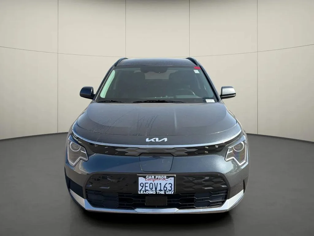 Used 2023 Gray Kia Wind image 2