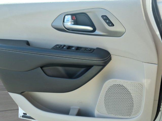 Used 2024  Chrysler Touring L image 12