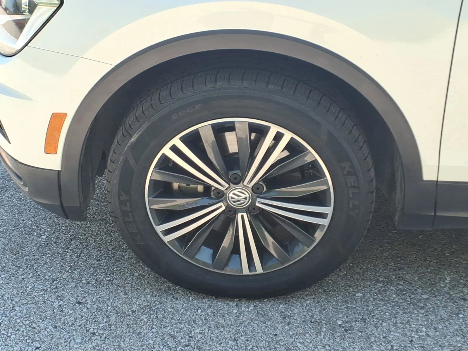 Used 2018 Pure White Volkswagen SEL image 31