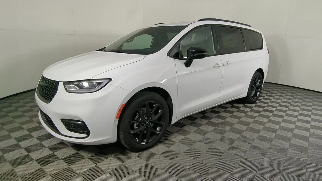 New 2026 Bright White Clear-Coat Exterior Paint Chrysler Select image 9