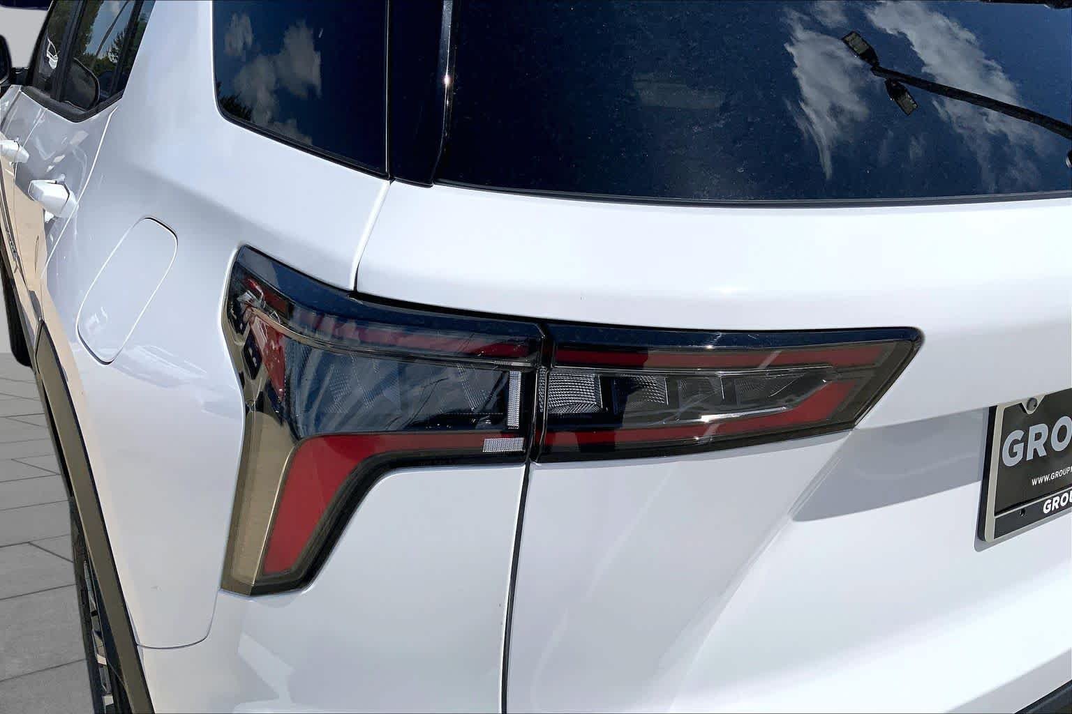 New 2027 Summit White Chevrolet LT image 14