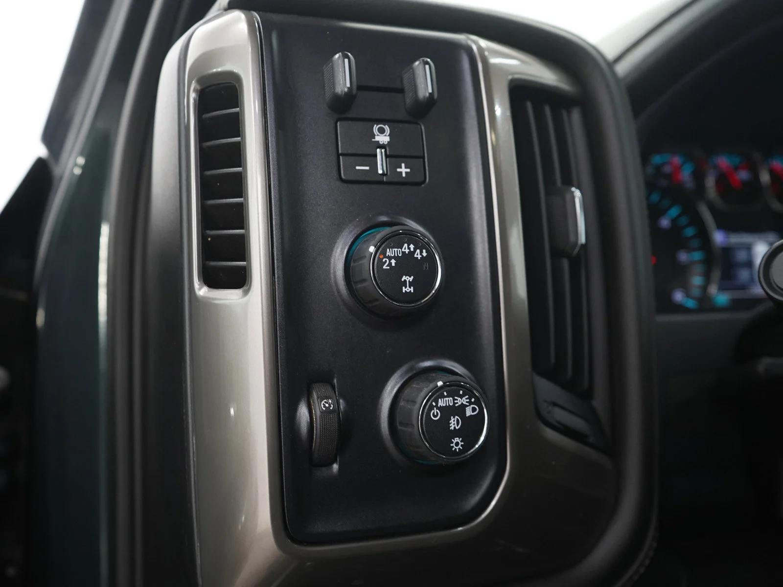 Used 2018 GRAPHITE METALLIC Chevrolet High Country image 26