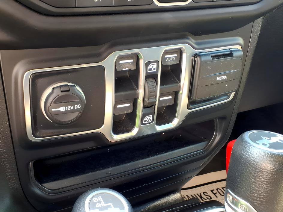Used 2019 Granite Crystal Metallic Clearcoat Jeep Sport Altitude image 23
