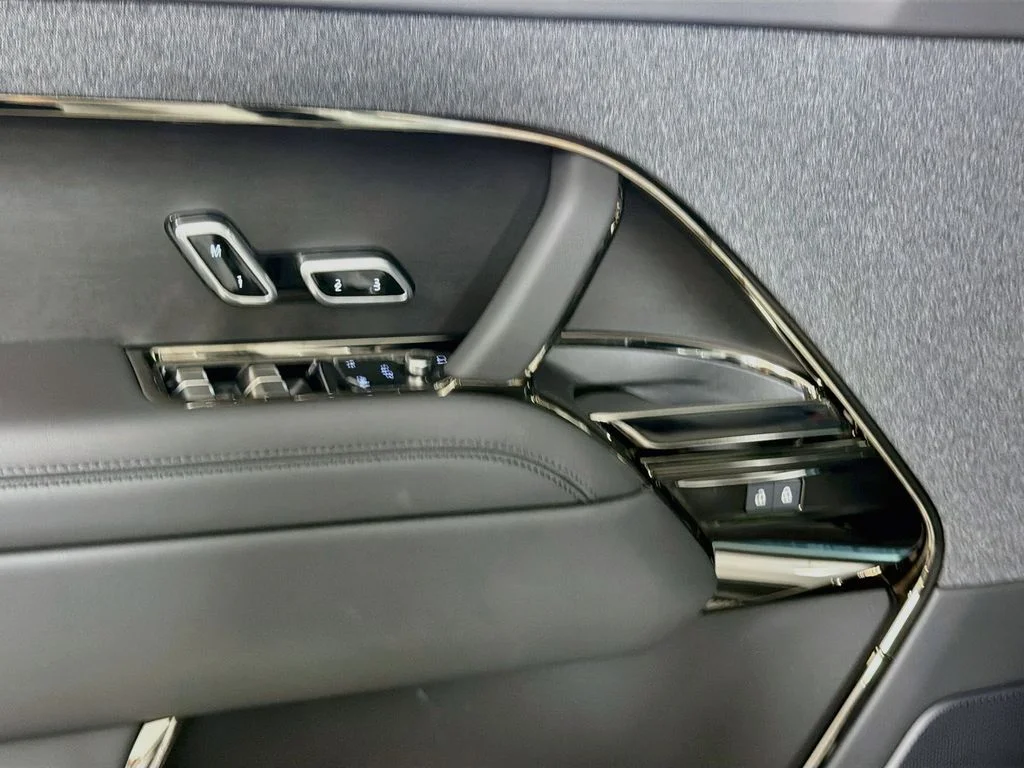 New 2026 Borasco Grey Land Rover Dynamic SE image 18