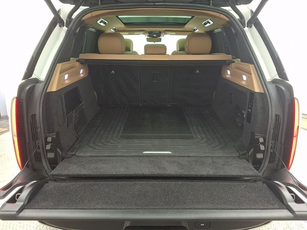 Certified Used 2024 Fuji White Land Rover SE image 29