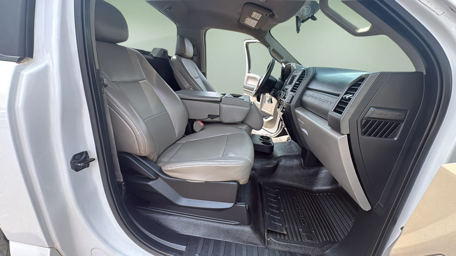 Used 2018 White Ford XL image 17