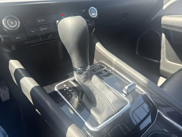 Used 2025 White Jeep Latitude image 11
