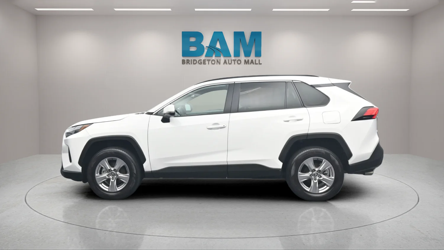 Used 2025 White Toyota XLE image 3