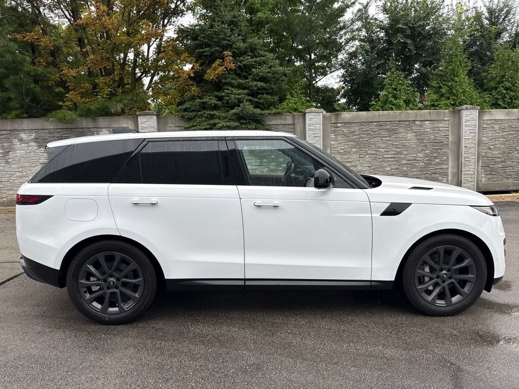 Used 2024 White Land Rover SE image 6