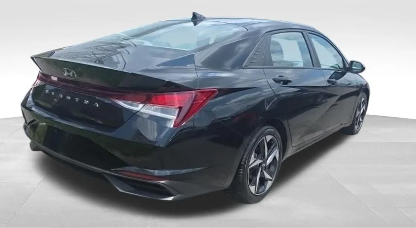 Used 2023 Black Hyundai SEL image 4