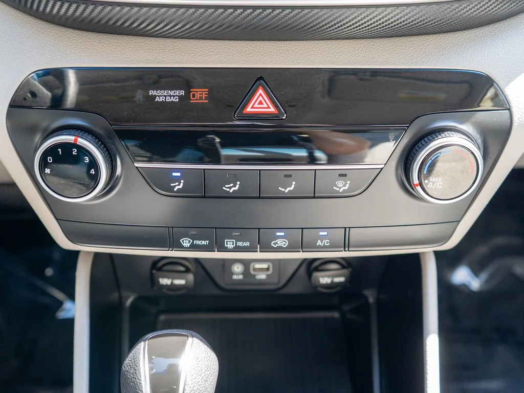 Used 2020 Black Hyundai SE image 23