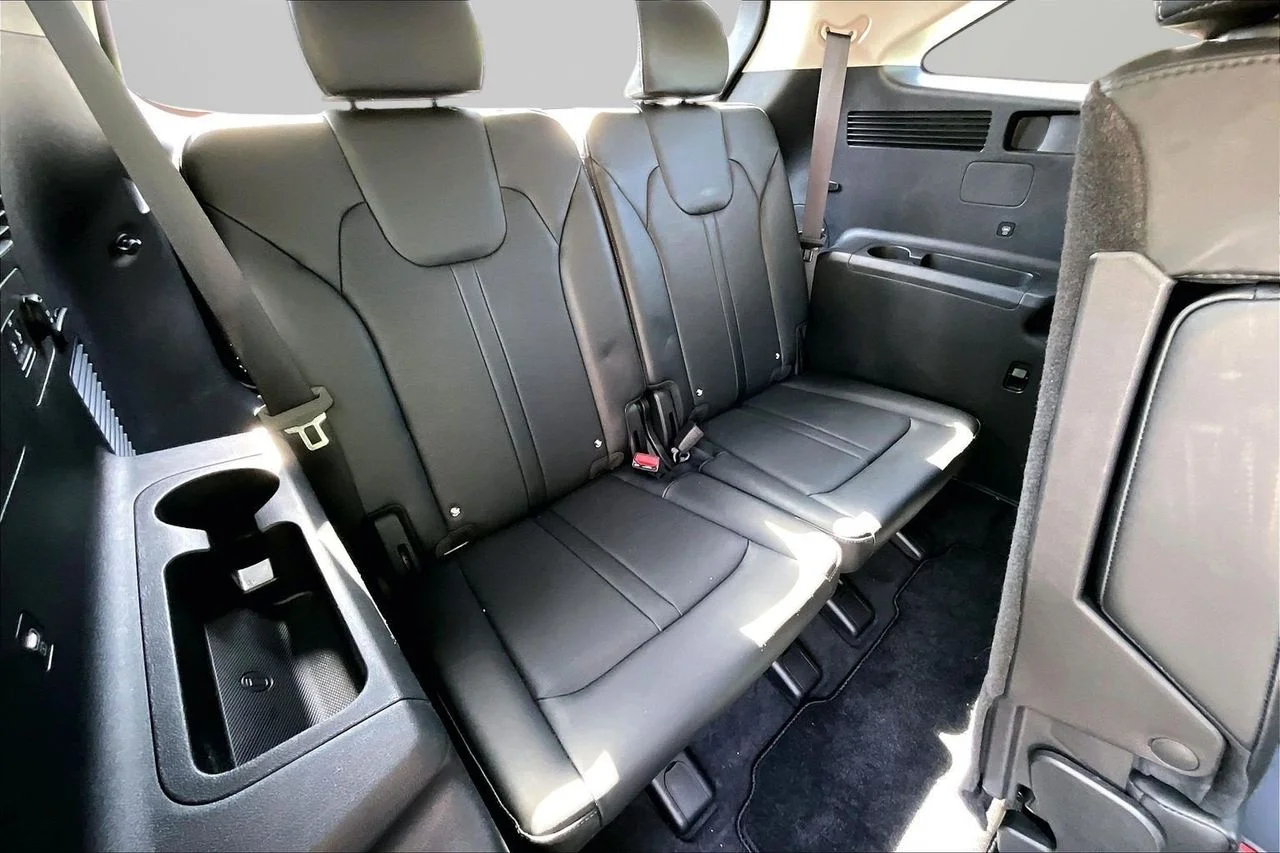 Used 2025 White Kia S image 25