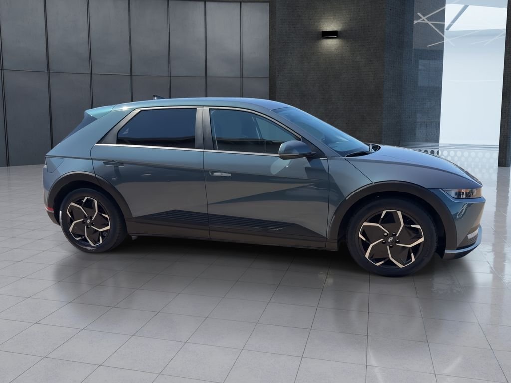 Used 2023 Green Hyundai SE image 9