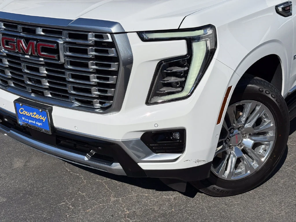 Used 2025 Summit White GMC Denali image 3