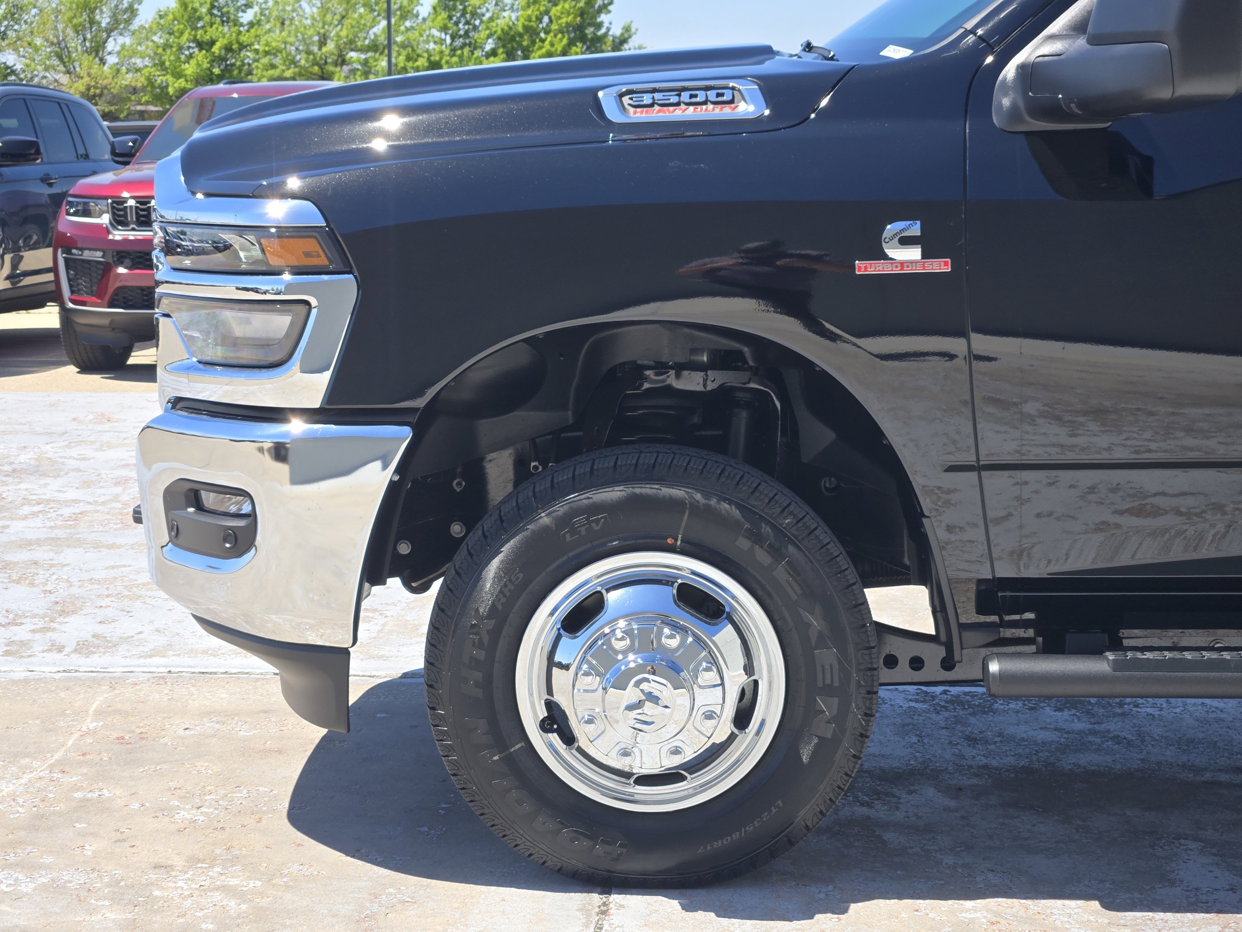 New 2026 Diamond Black Crystal Pearl-Coat Exterior Paint RAM Tradesman image 5