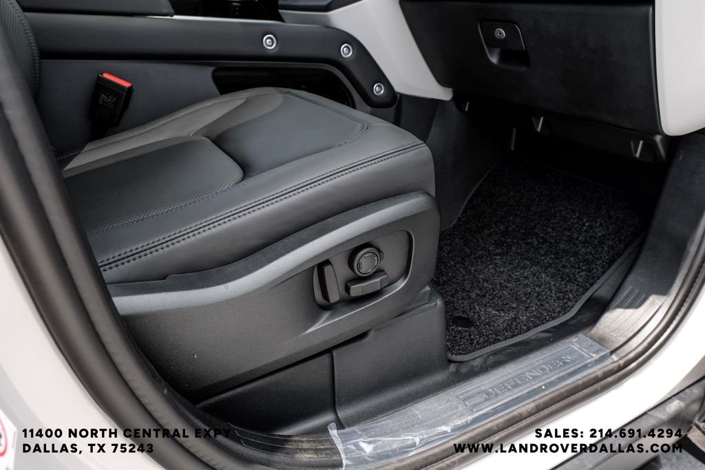 New 2026 Borasco Grey Metallic Land Rover X-Dynamic SE image 36