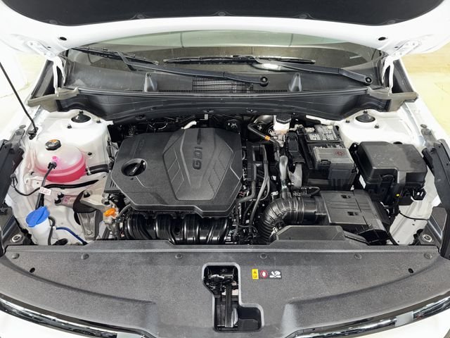 Used 2025 White Pearl Kia EX image 33