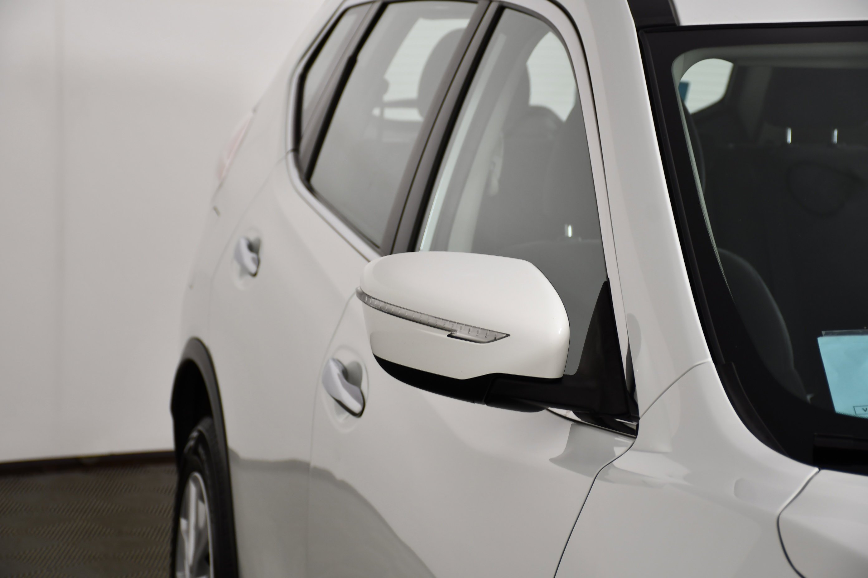 Used 2015 Glacier White Nissan S image 14