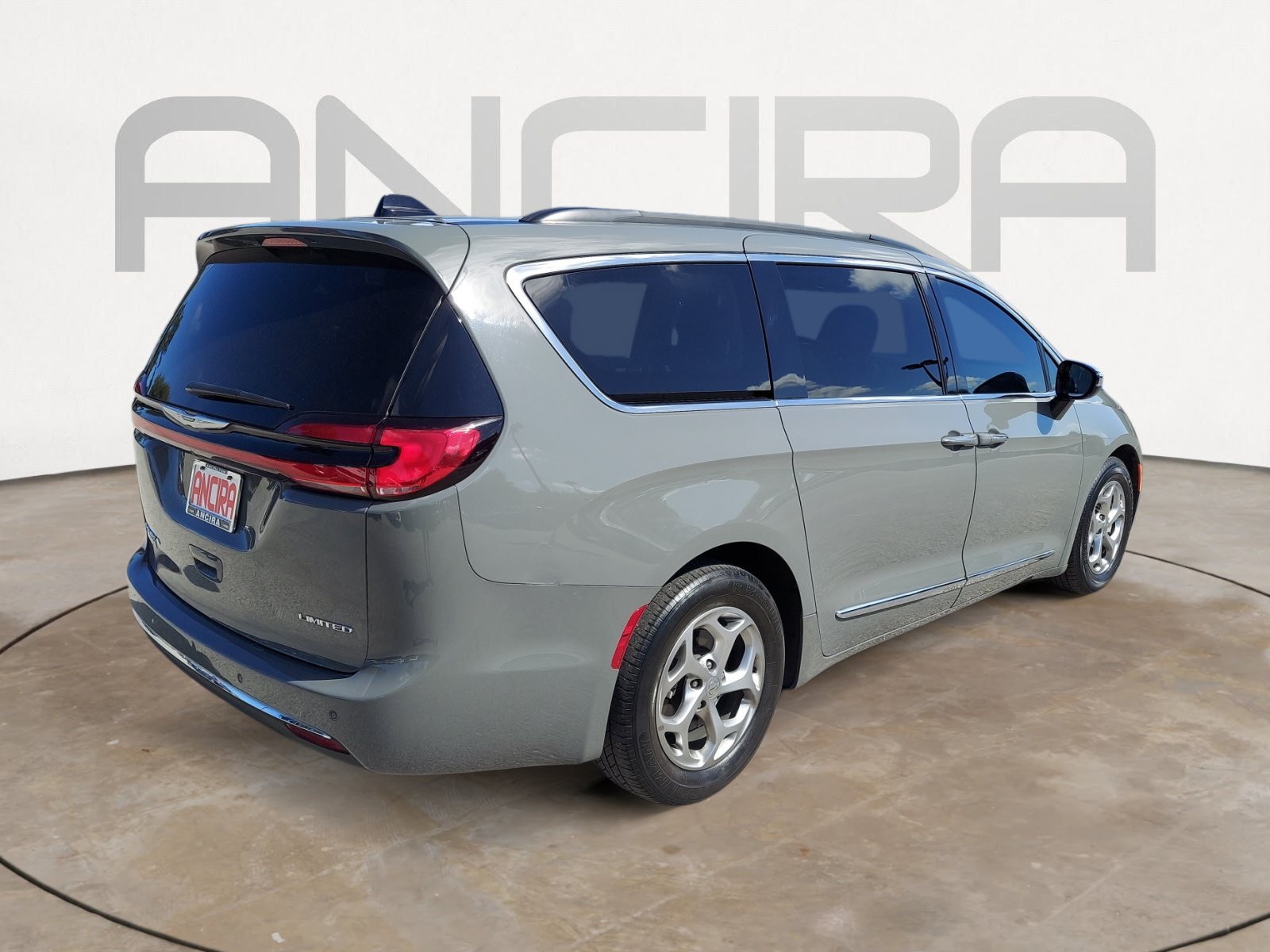 Used 2023 Ceramic Gray Clearcoat Chrysler Limited image 10